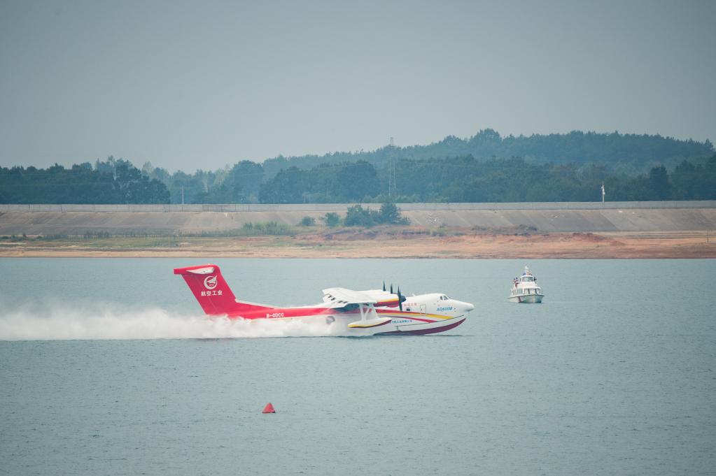 中邦研制大型水陆两栖飞机AG600延续赢得首要希望